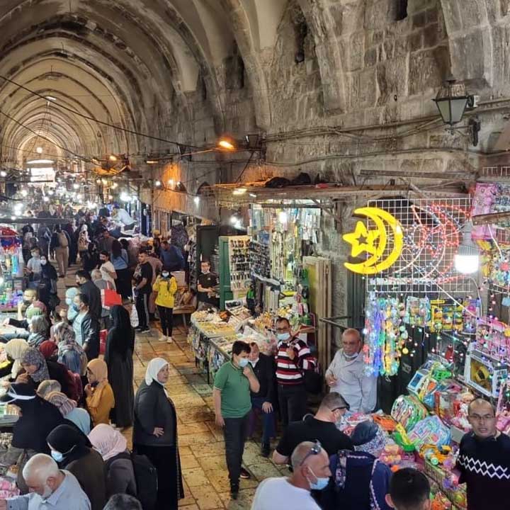 لتبقى أسواق البلدة القديمة نابضة بالحياة